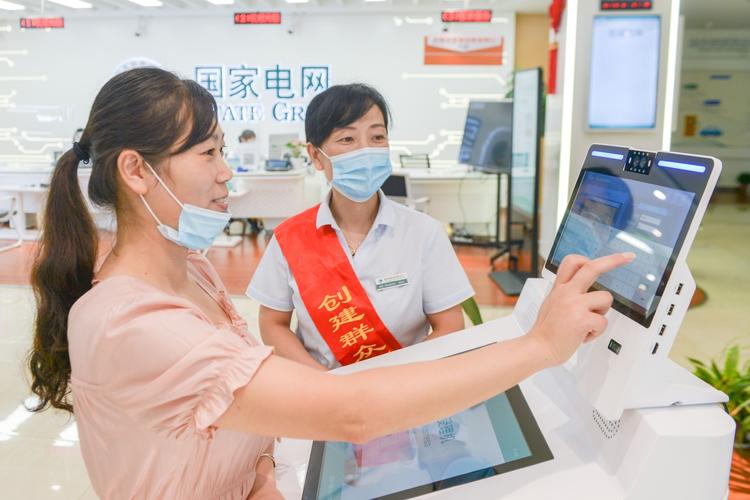 杭州本地居民在国家电网营业厅体验数字化服务. 张德峰摄